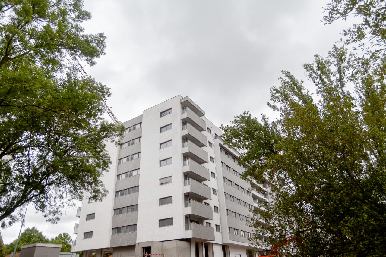 Budynek Portas do Sol otwiera ekskluzywną powierzchnię mieszkalną, w której przestrzeń definiuje nowoczesny dizajn. Charakter projektowi architektki Heleny Machado, jego charyzmatycznej fasadzie w szarościach i bieli, nadaje stonowany charakter zewnętrznych płytek ściennych z kolekcji thinbig® Norfolk. Wewnątrz w kuchniach i pomieszczeniach pralni na ścianach zastosowano matowe białe płytki z kolekcji Whites Montreal. Zaawansowane właściwości techniczne płytek ściennych Norfolk sprawiają, że jest to doskonały wybór w przypadku surowych warunków pogodowych, gwarantujący trwałość ich naturalnego koloru i faktury. Wewnątrz całkowita biel kolekcji Whites Montreal doskonale pasuje do nowoczesnych linii kuchni i pomieszczeń pralni, tworząc poczucie przestronności i podkreślając nowoczesny charakter tego projektu.4