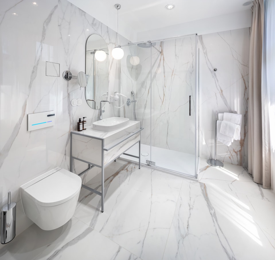 Niebanalne wnętrza z oryginalnymi ścianami i sufitami w połączeniu z industrialnym designem zachwycają gości. Hotel jest wykończony minimalistycznie, ale bardzo komfortowo między innymi w łazienkach są funkcjonalne produkty marki Roca.